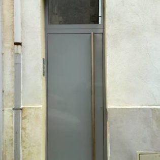 Porte d'entrée d'immeuble avec bâton de maréchal inox et gâche électrique