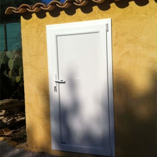 Porte de local de piscine à La Ciotat. PVC plein.