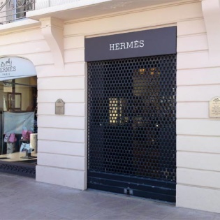 Rideaux VISI petites mailles. Boutique Hermès sur le port de Saint Tropez
