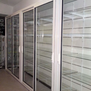 Vitrines fermées pour intérieur de magasin. Aubagne